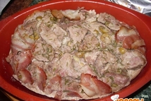 Шаг 4: Края бекона заворачиваем внутрь. Накрываем …