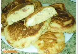 Рецепт: Несладкие оладьи с брынзой и колбасой