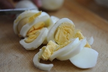 Шаг 10: Яйца отвариваем заранее, очищаем их …