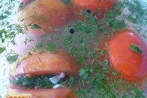 Шаг 4: Поместить помидоры в емкость, залить …