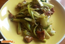 Шаг 5: Жаренную свинину вместе с маслом …