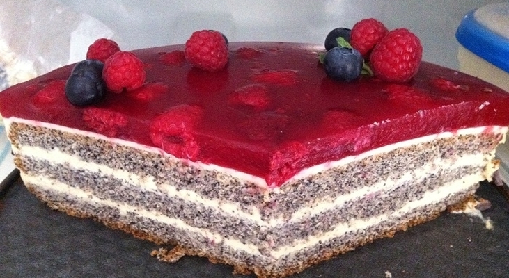 Торт "Маковый с заварным кремом и малиной"