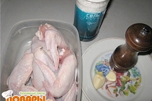 Шаг 1: Куриные крылья тщательно промыть. Чеснок …