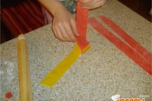 Шаг 4: Ленточки двух цветов сложите на …