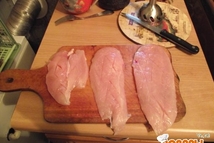 Шаг 1: Куриное филе разрезаем вдоль на …