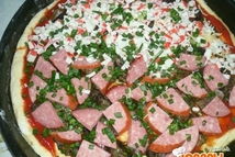 Шаг 3: Поверх теста помазать томатным соусом, …