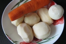 Шаг 3: Тем временем чистим овощи: картофель, …