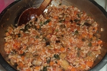 Шаг 4: Рис отварить до полуготовности. Овощную …