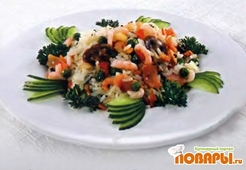 Жареный рис с ветчиной, овощами и креветками