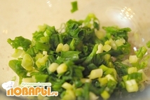 Шаг 1: Лук мелко порезать. Чеснок измельчить.