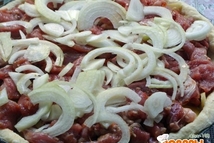 Шаг 3: Верхний слой укладываем тонко нарезанным …