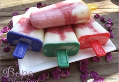 Клубничное мороженое.