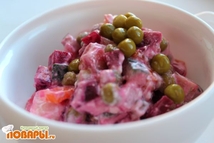 Шаг 2: Смешиваем горошек, морковь, огурец, картофель …