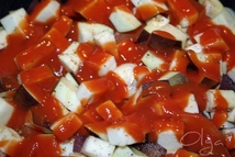 Шаг 6: Солим, перчим, немного томата