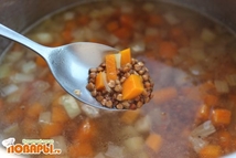 Шаг 3: Затем наливаем 3-4 стакана воды …