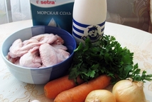 Шаг 1: Тщательно промыть куриные крылья. Очистить …