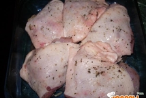 Шаг 2: Этой смесью натираем курочку. И …