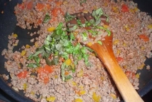 Шаг 2: Добавить помидоры и приправы, потушить …