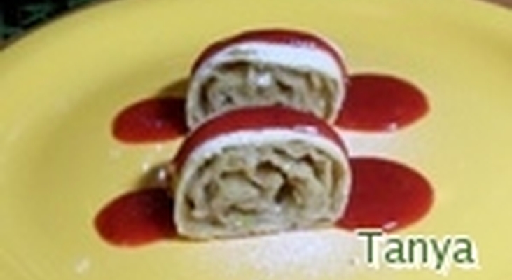 Мини-штрудель яблочный с клубничной подливкой