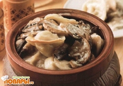 Рецепт: Пельмени с грибами в горшочках