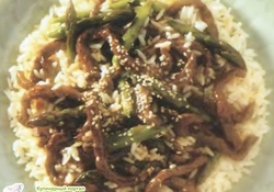 Рецепт: Поджарка из маринованной говядины с кунжутом