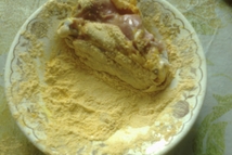 Шаг 2: Смешать куркуму, соль и муку. …