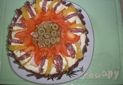 Новогодний колбасный тортик