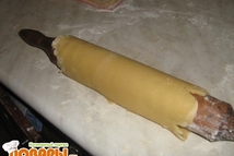 Шаг 3: сыворотка сольется, а густая сметана …