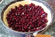 Шаг 5: выкладываю вишню и в духовку