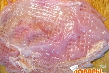 Шаг 1: Отбиваем куриные грудки, слегка солим …