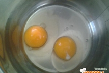Шаг 1: Взбить яйца венчиком.