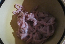 Шаг 6: Свиную кишку хорошо помыть. Порезать …