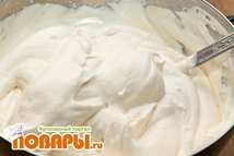 Шаг 4: Желтки мешаем с сахаром, что …