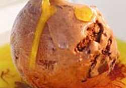 Рецепт: Шоколадное мороженое с шафрановым соусом