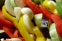 Шаг 3: Кидаем сверху зубчики чеснока.