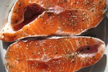 Шаг 1: Стейки хорошо промыть, обсушить. Посолить, …