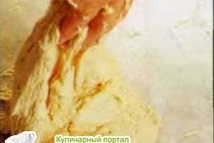 Шаг 9: Переместите тесто на рабочий стол …