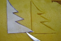 Шаг 4: Вырезать шаблон елочки из бумаги. …