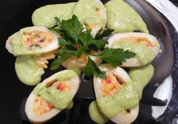 Рецепт: Фаршированый кальмар под луковым соусом