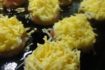 Шаг 5: Полить соусом: и посыпать обильно …