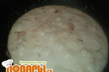 Шаг 7: добавляем креветки, сливки, соль. Тушим …