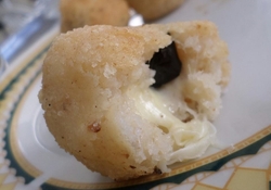 Рецепт: Рисовые шарики с начинкой из сыра и баклажанов