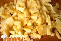 Шаг 2: Нарезаем картофель на небольшие брусочки.