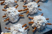 Шаг 1: Холодные белки взбить в крутую …