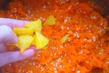 Шаг 3: Апельсин почистить и порезать на …