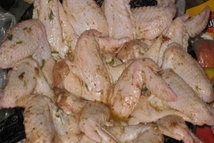 Шаг 2: Промокаем крылья бумажным полотенцем, чтобы …