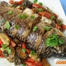 Рыба, запеченная под овощами