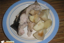 Шаг 2: Рыбу посолить, нафаршировать яблоками, намазать …