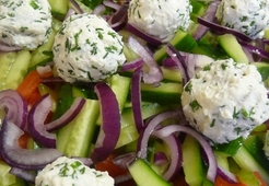 Овощной салат с сырными шариками и оливками