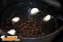 Шаг 3: Берем очищенные дольки чеснока, после …